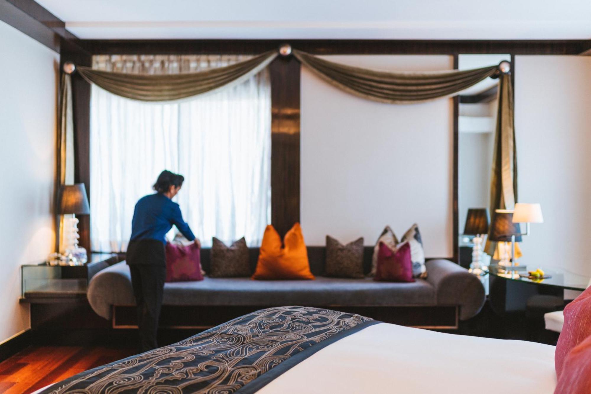 Sofitel Mumbai Bkc Hotel Exterior foto A hotel housekeeper making a bed