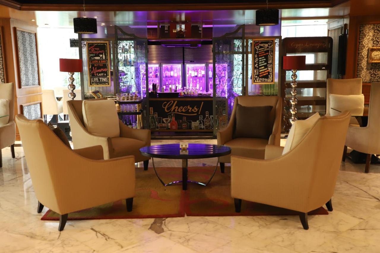 Sofitel Mumbai Bkc Hotel Exterior foto The lounge at the airport