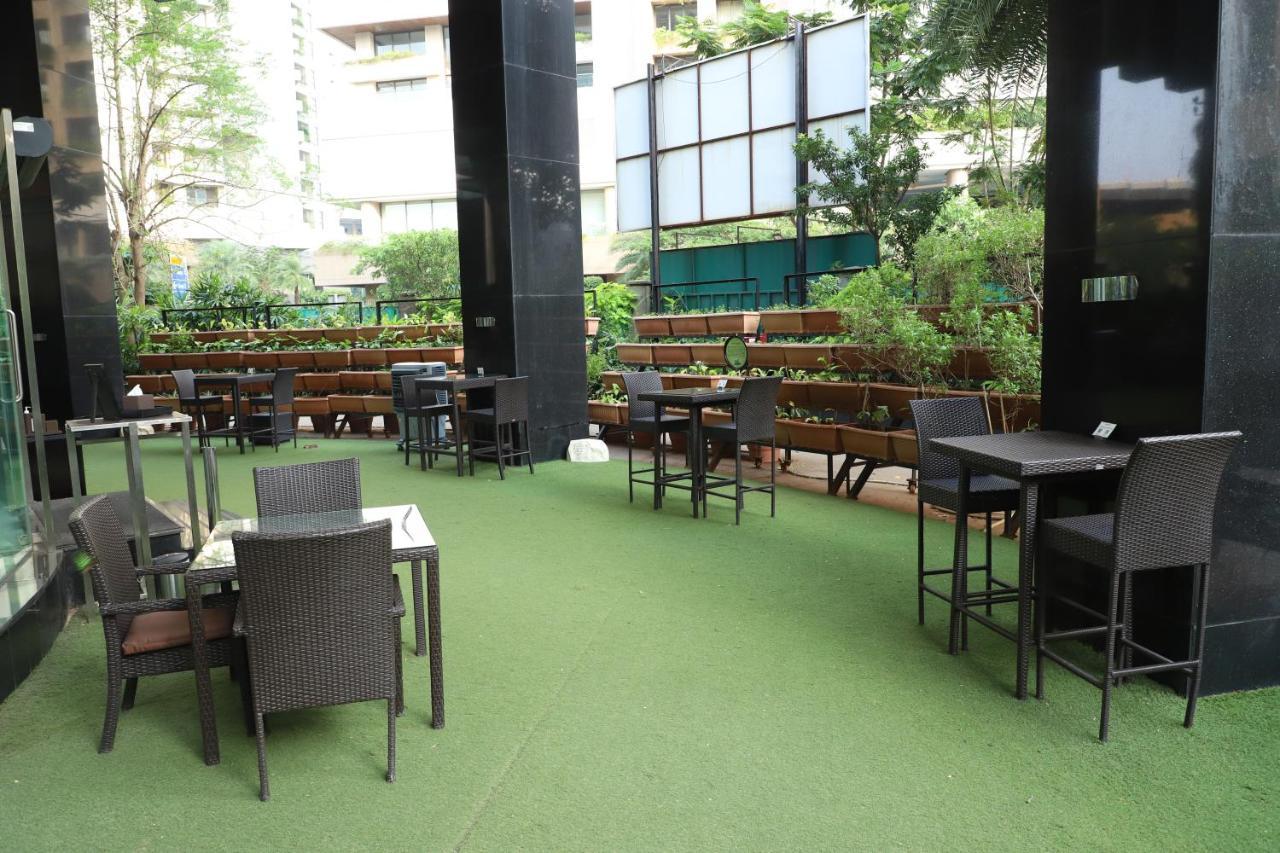 Sofitel Mumbai Bkc Hotel Exterior foto Artificial grass in a restaurant