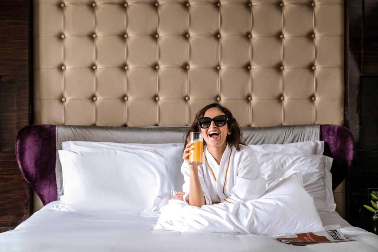 Sofitel Mumbai Bkc Hotel Exterior foto A woman wearing a bathrobe