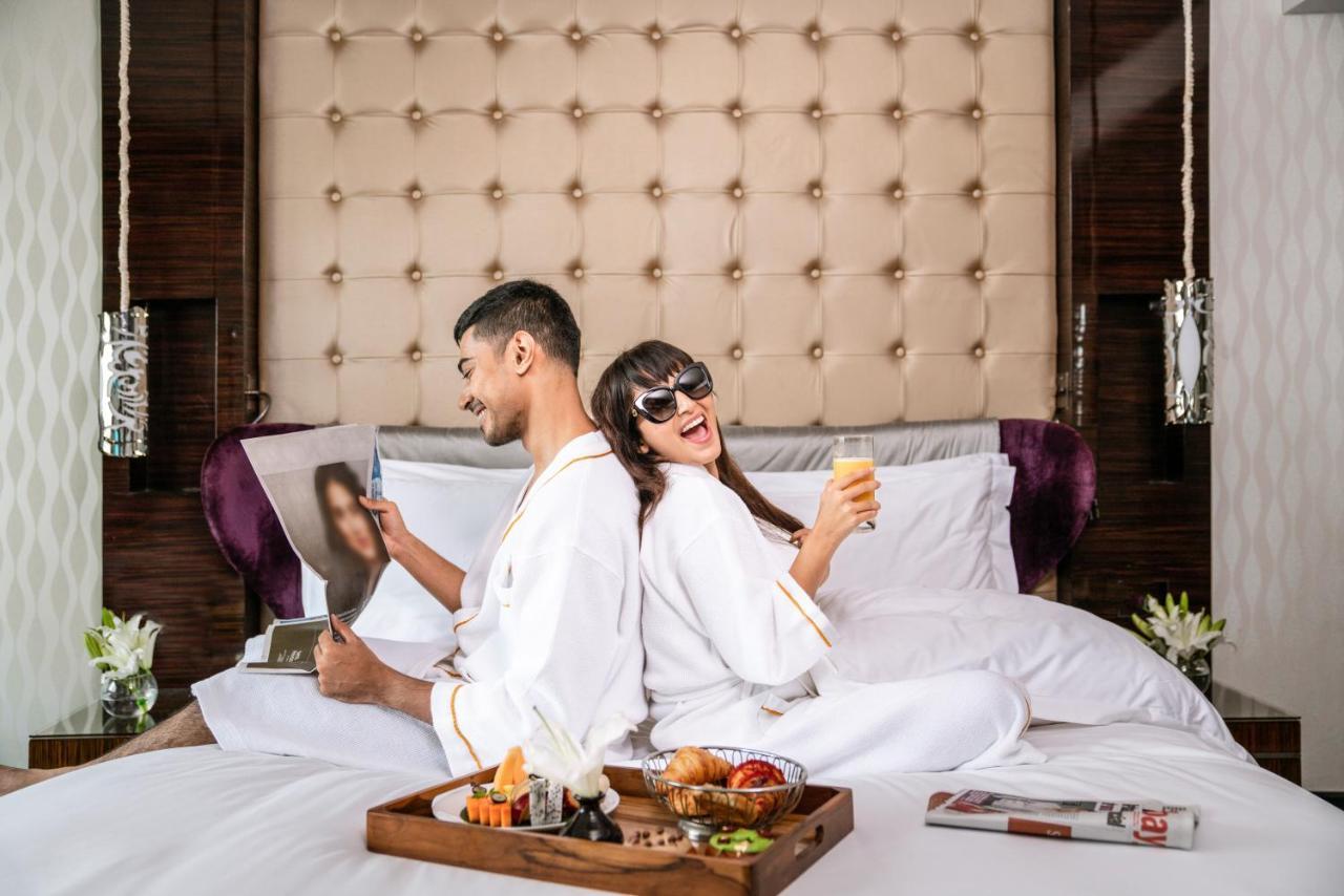 Sofitel Mumbai Bkc Hotel Exterior foto A couple enjoying the room service at the Park