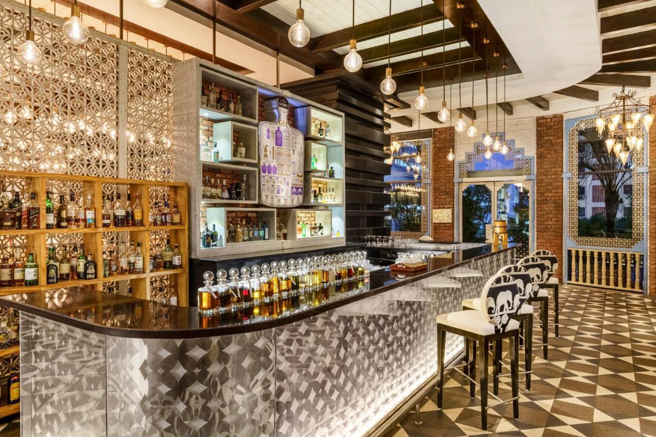 Sofitel Mumbai Bkc Hotel Exterior foto The bar at the hotel