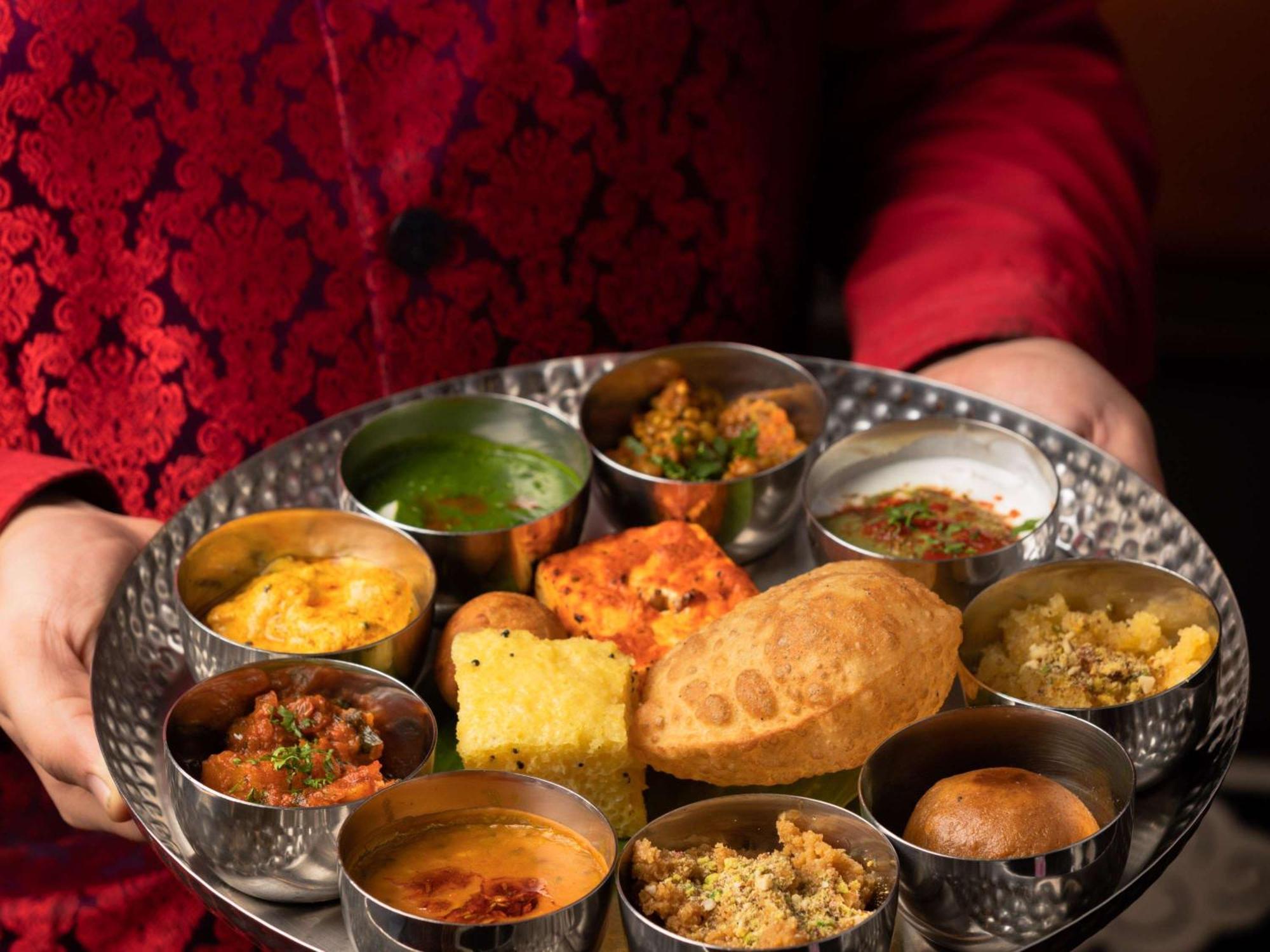 Sofitel Mumbai Bkc Hotel Exterior foto A Gujarati thali
