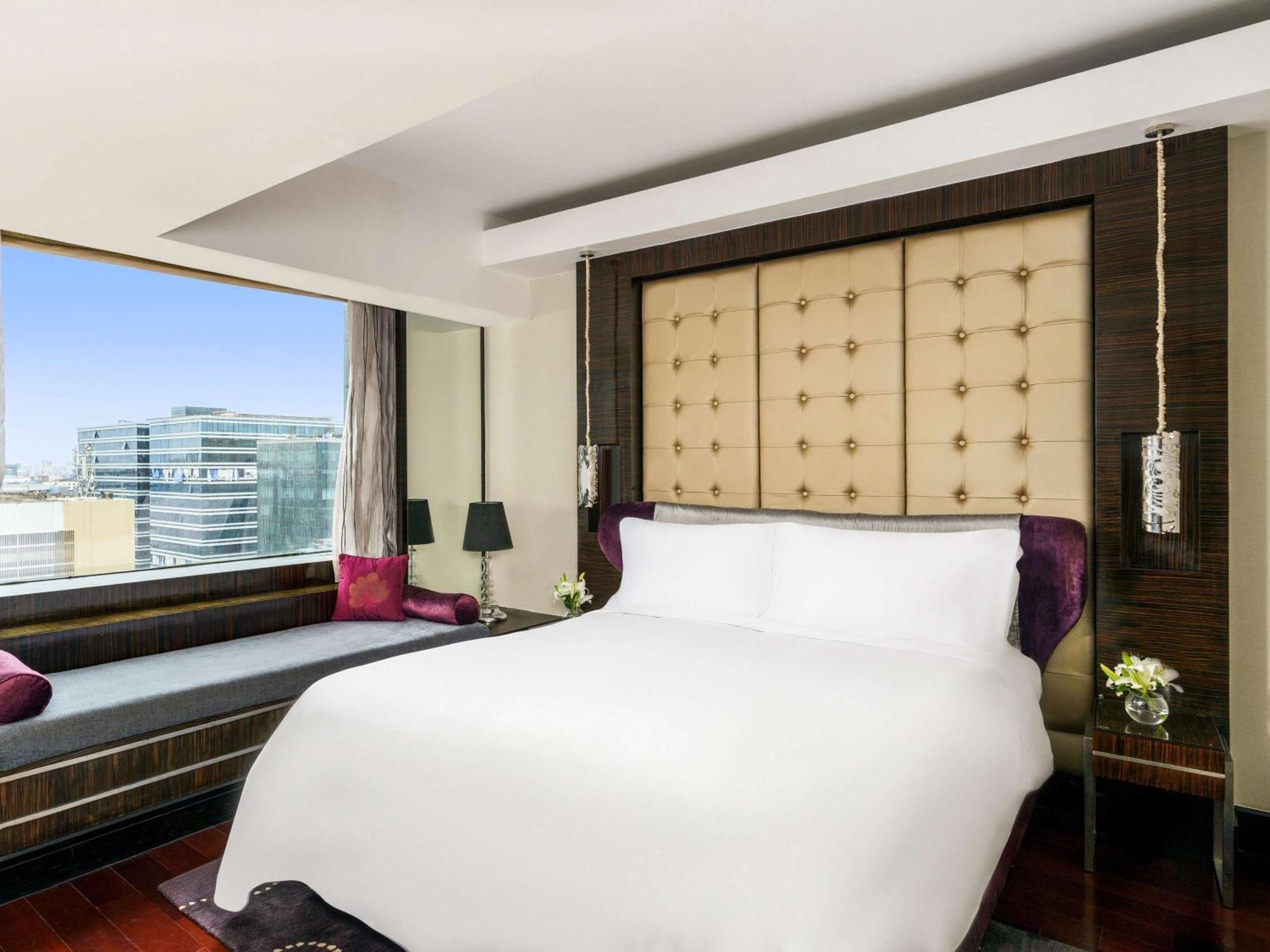 Sofitel Mumbai Bkc Hotel Exterior foto A bedroom at the hotel