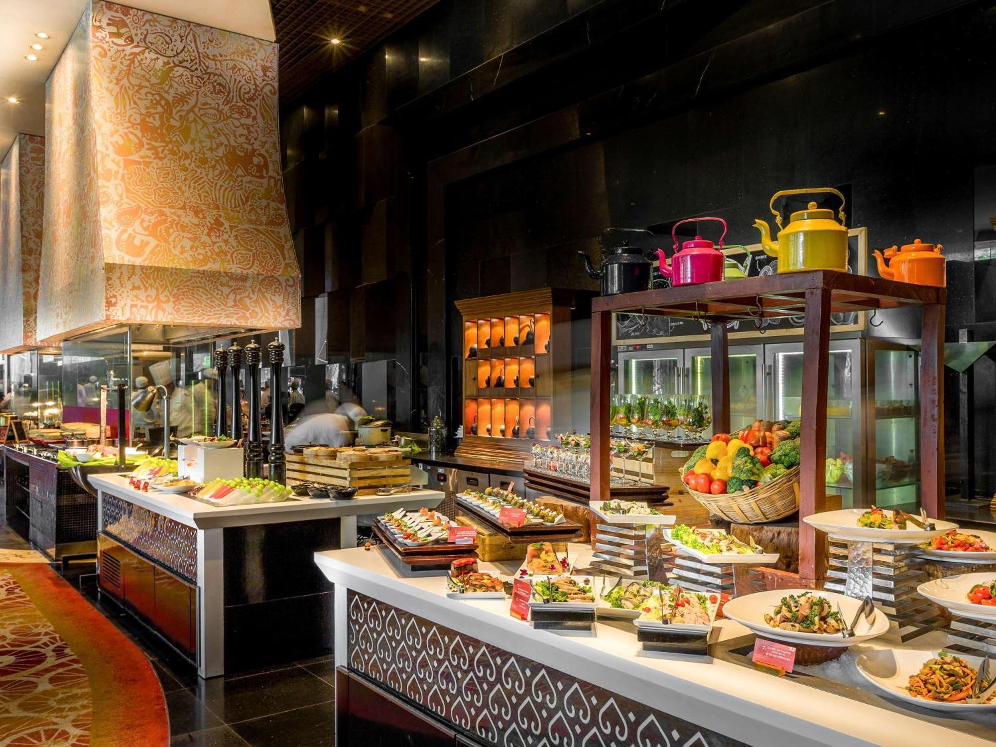 Sofitel Mumbai Bkc Hotel Exterior foto The buffet at the restaurant