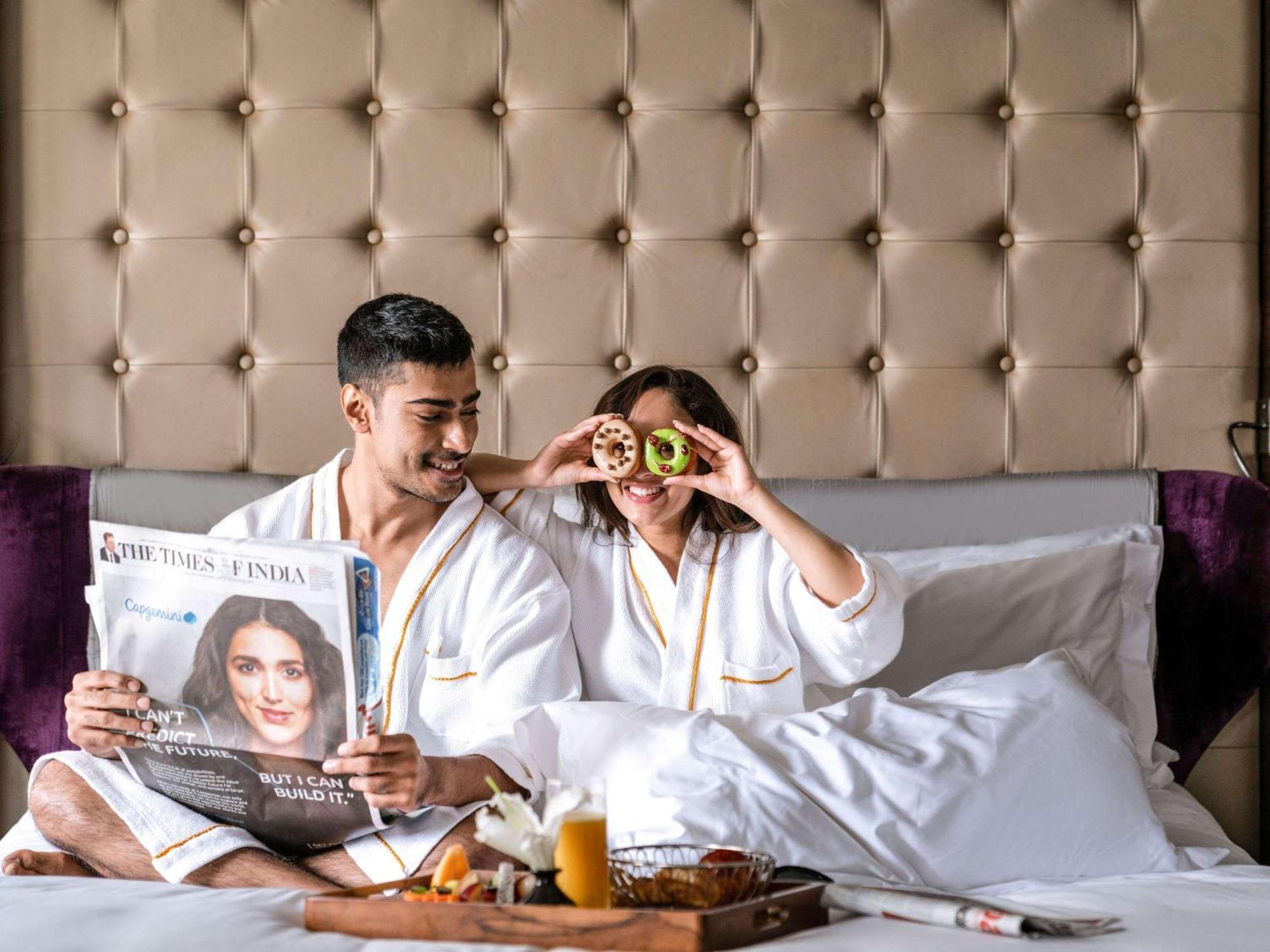 Sofitel Mumbai Bkc Hotel Exterior foto A couple in a hotel room