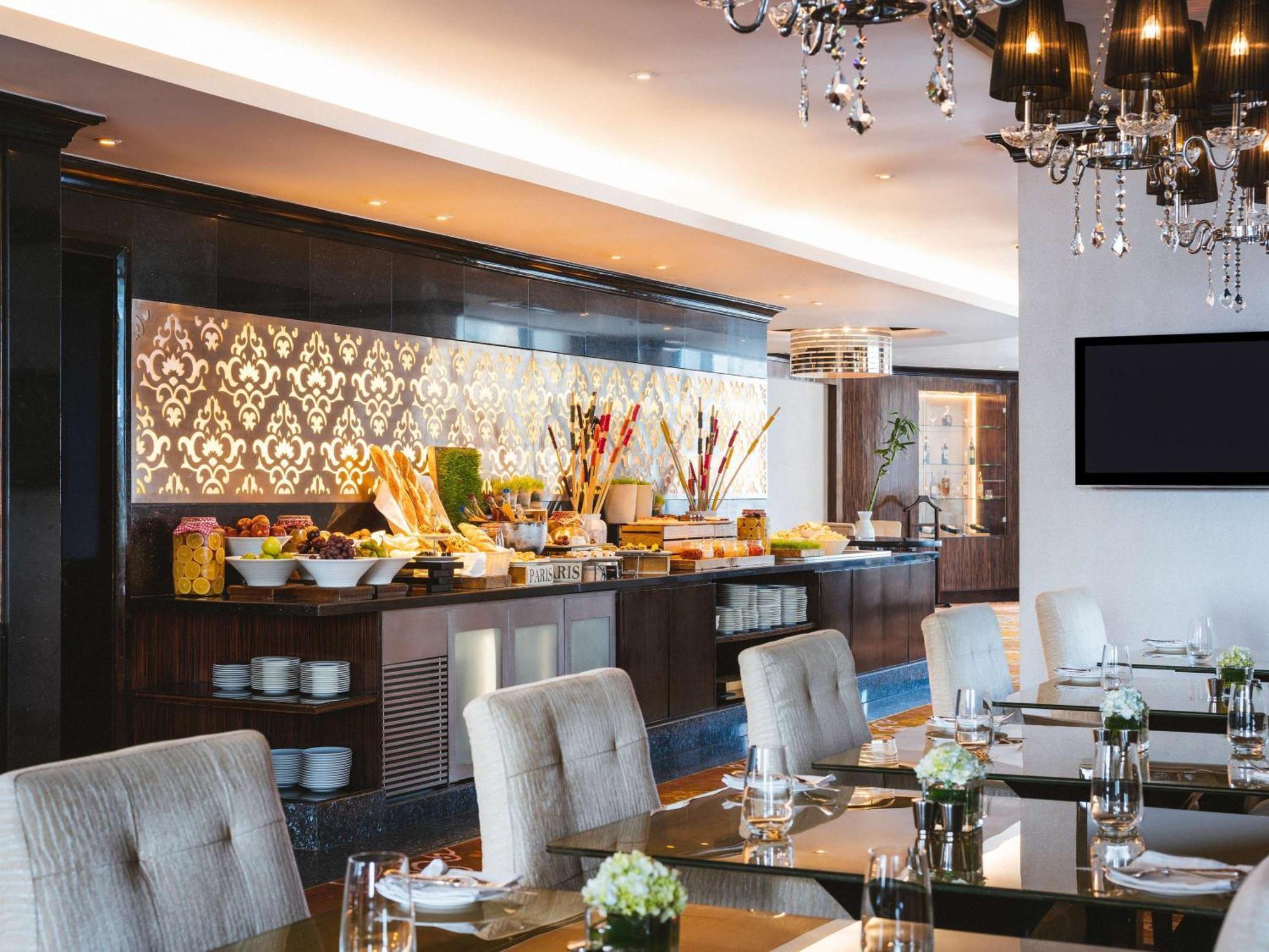Sofitel Mumbai Bkc Hotel Exterior foto The Club Lounge at the airport