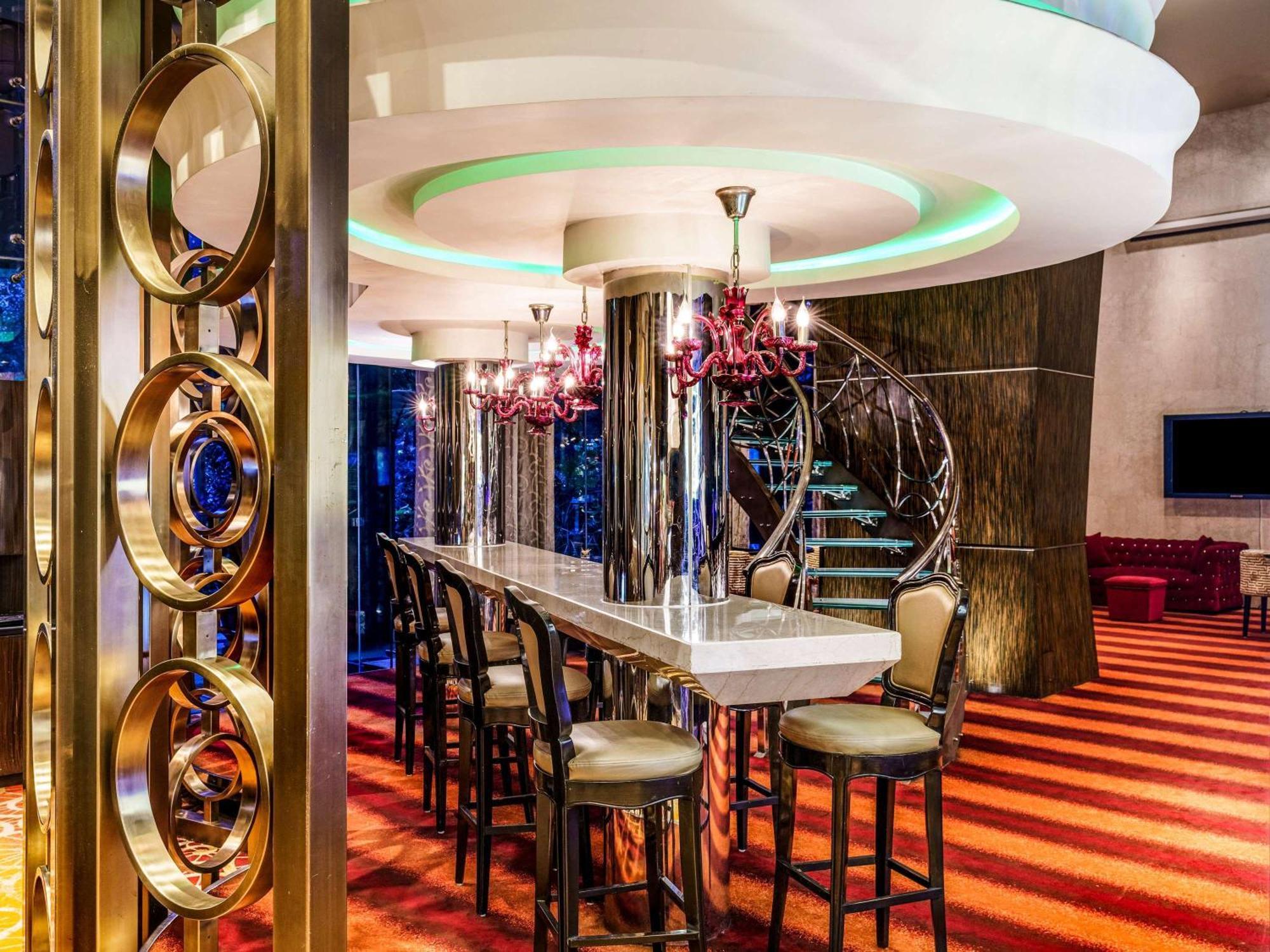 Sofitel Mumbai Bkc Hotel Exterior foto The bar at the 39th floor